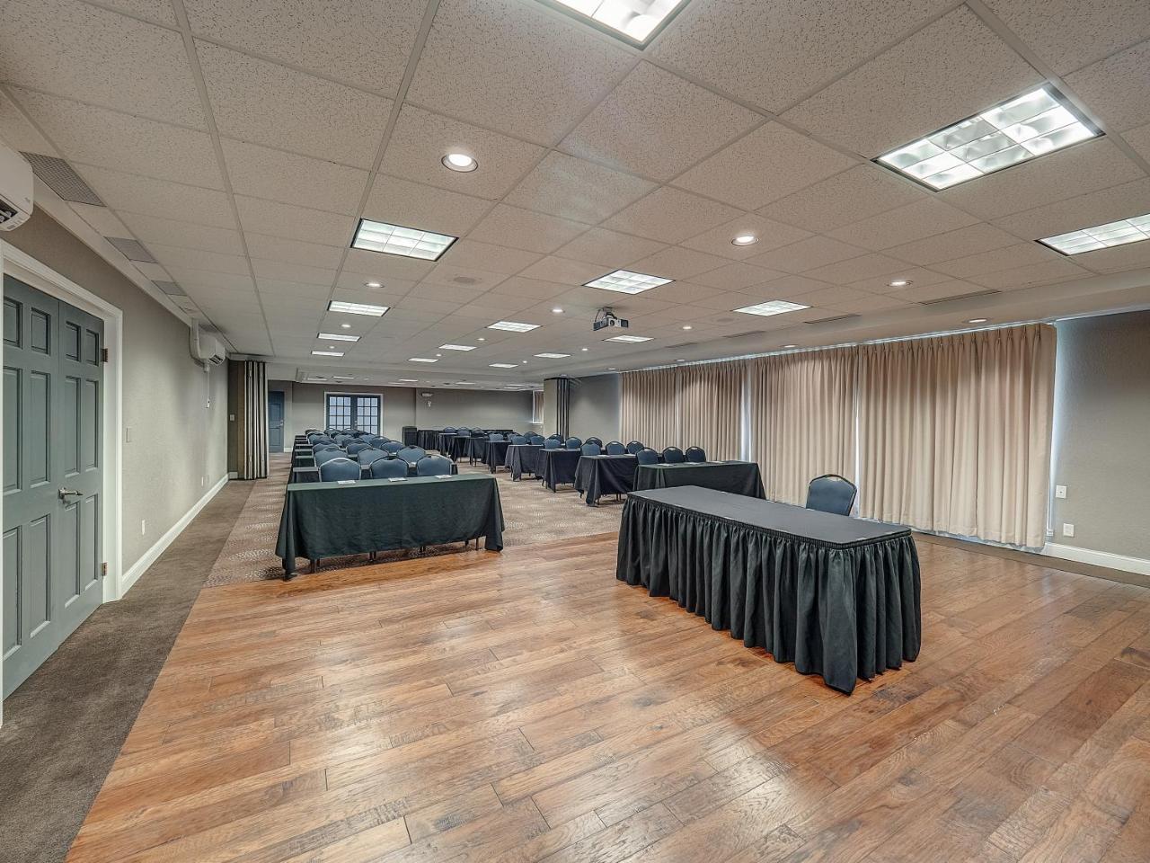 Eastland Suites Extended Stay Hotel & Conference Center Urbana シャンペーン エクステリア 写真